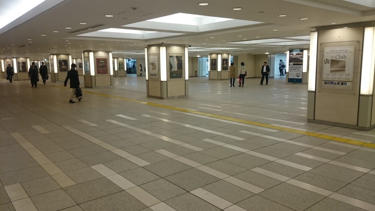 行幸地下通路を抜けて東京中央口：左方面